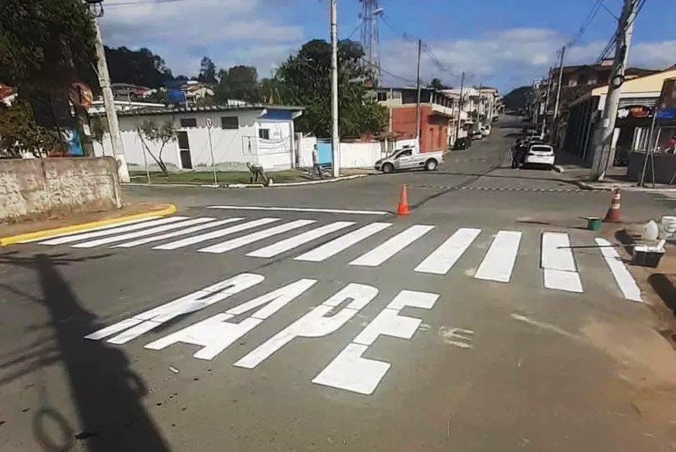 Faixa escrita com a grafia errada na Avenida Caraitá, em Eldorado, SP ?- Foto: Reprodução/Redes Sociais