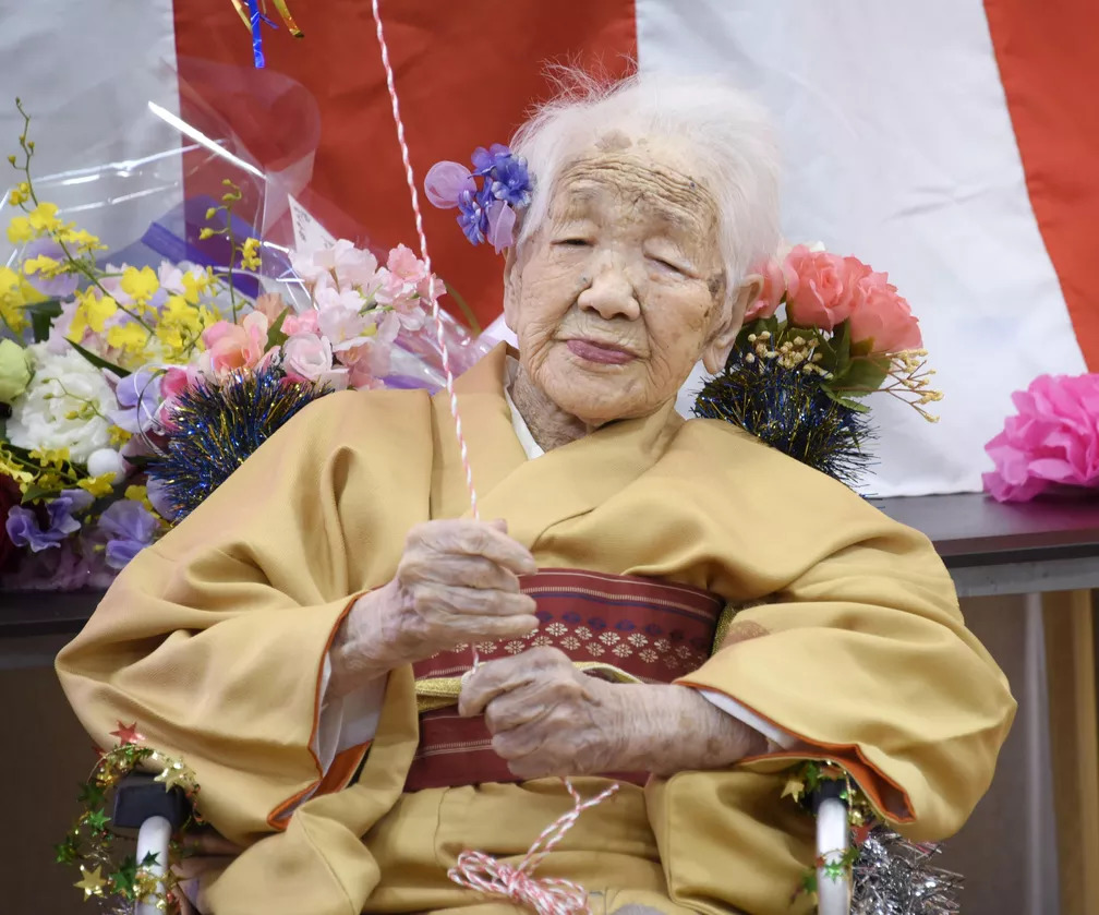 Kane Tanaka, que nasceu em 1903, celebra o seu então 117º aniversário em Fukuoka, no Japão, em 5 de janeiro de 2020 - Foto: Kyodo via Reuters