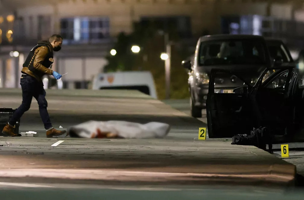 Policial analisa cena onde oficiais atiraram contra um carro em Paris ?- Foto: Christian Hartmann/REUTERS