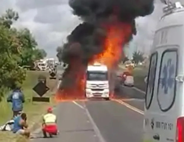 Chamas assustaram motoristas | Foto: Reprodução vídeo redes sociais