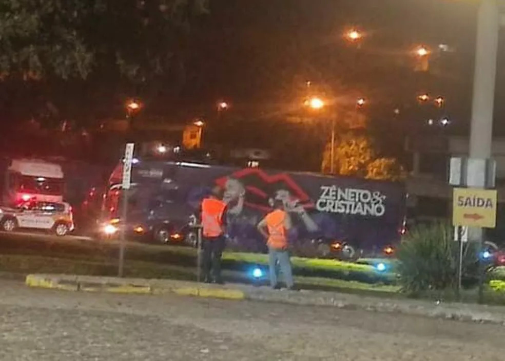 Ônibus de Zé Neto e Cristiano sai escoltado de João Monlevade, na Região Central de MG ?- Foto: Lindiomar Reis/Arquivo Pessoal
