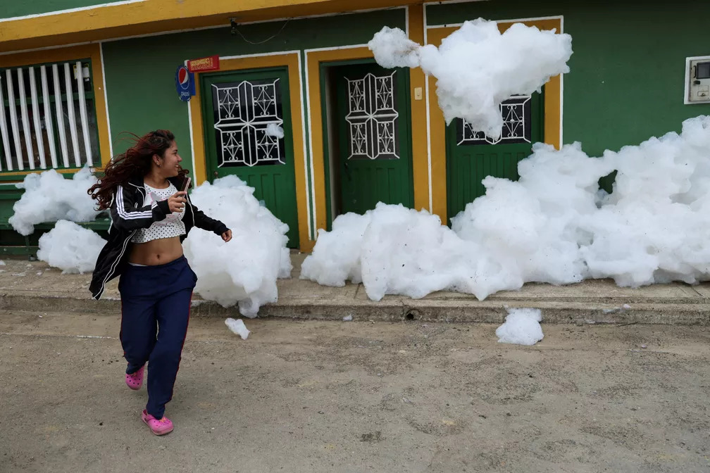 Mulher vê casa ser atingida por espuma na Colômbia ?- Foto: Reuters