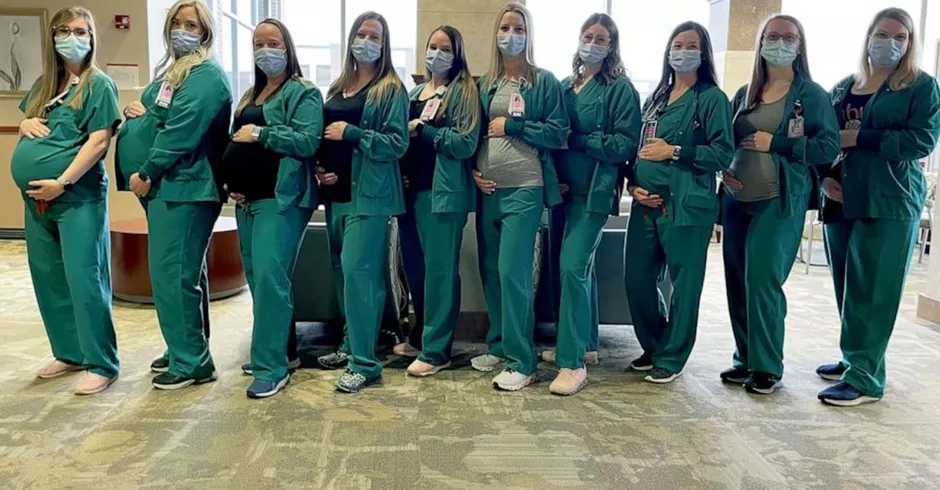 Onze enfermeiras e médica de mesmo hospital dos EUA grávidas ao mesmo tempo (Foto: Reprodução/GMA)