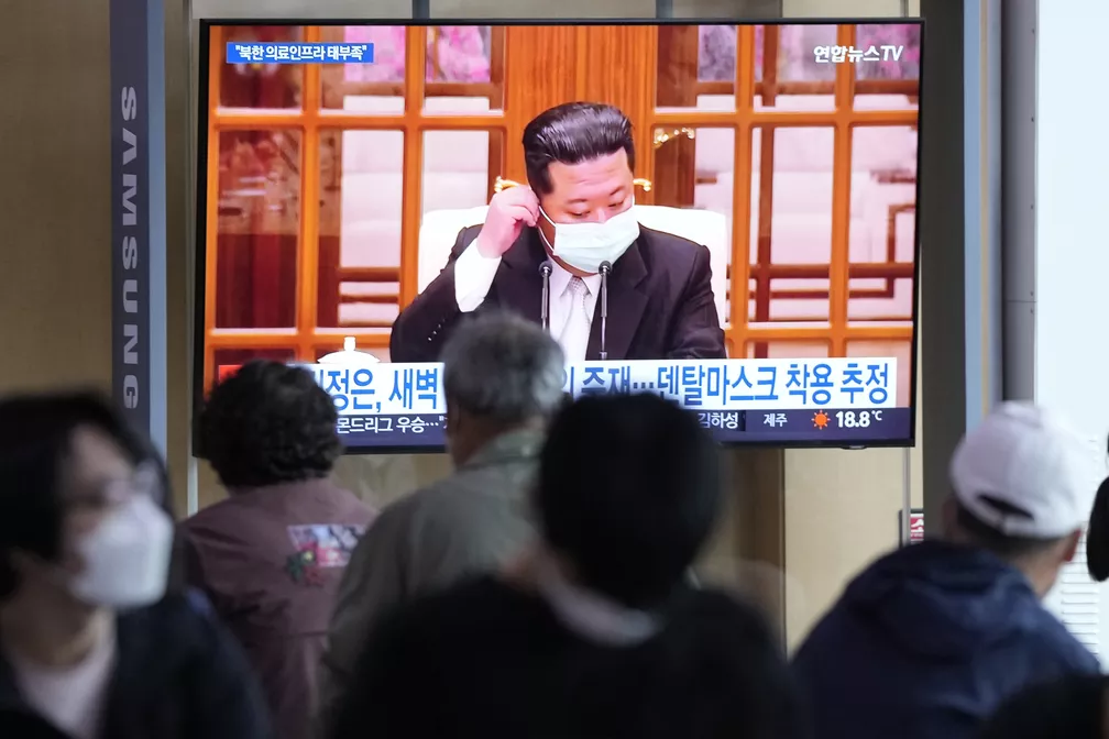 Pessoas assistem a uma tela de TV mostrando o líder norte-coreano Kim Jong Un, em uma estação de trem em Seul, na Coreia do Sul. ?- Foto: Ahn Young-joon/AP