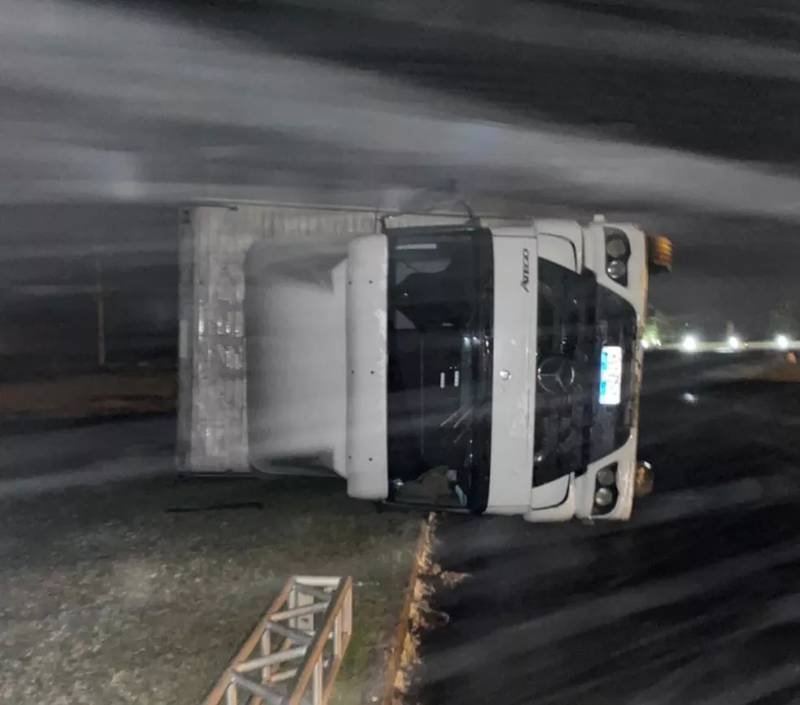 Ventania derrubou caminhão que estava estacionado em rodovia em Santa Catarina (Divulgação/PMRv)
