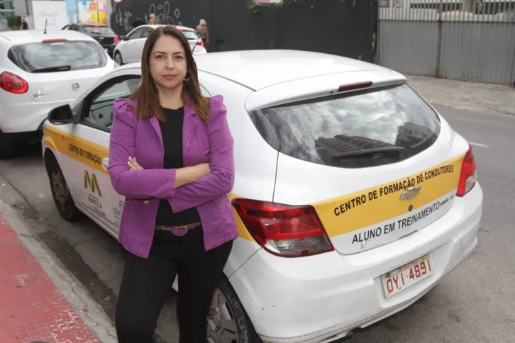 Marcela Salgado, dona do Centro de Formação de Condutores Marcela, é contra a proposta e diz que ela é prejudicial à população | Foto: Leone Iglesias/AT