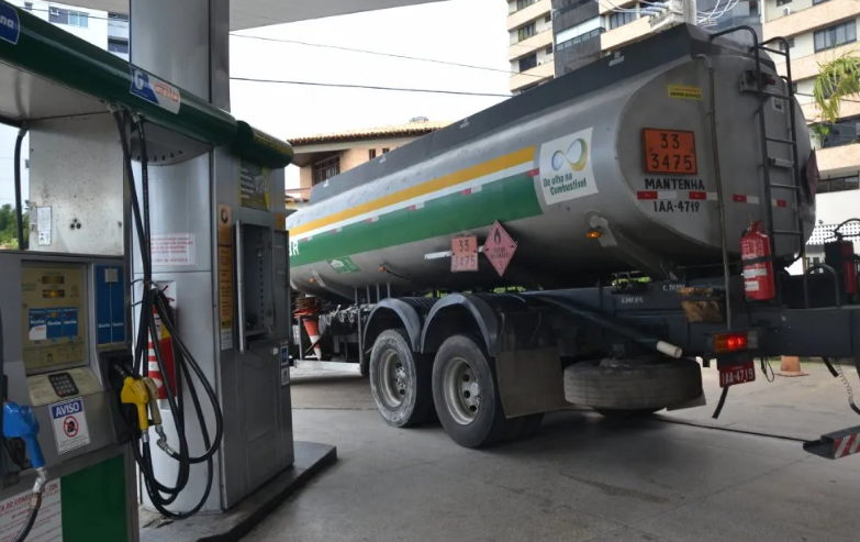 Caminhão em posto de abastecimento: falta de diesel pode provocar impacto forte, principalmente na indústria | Foto: Divulgação