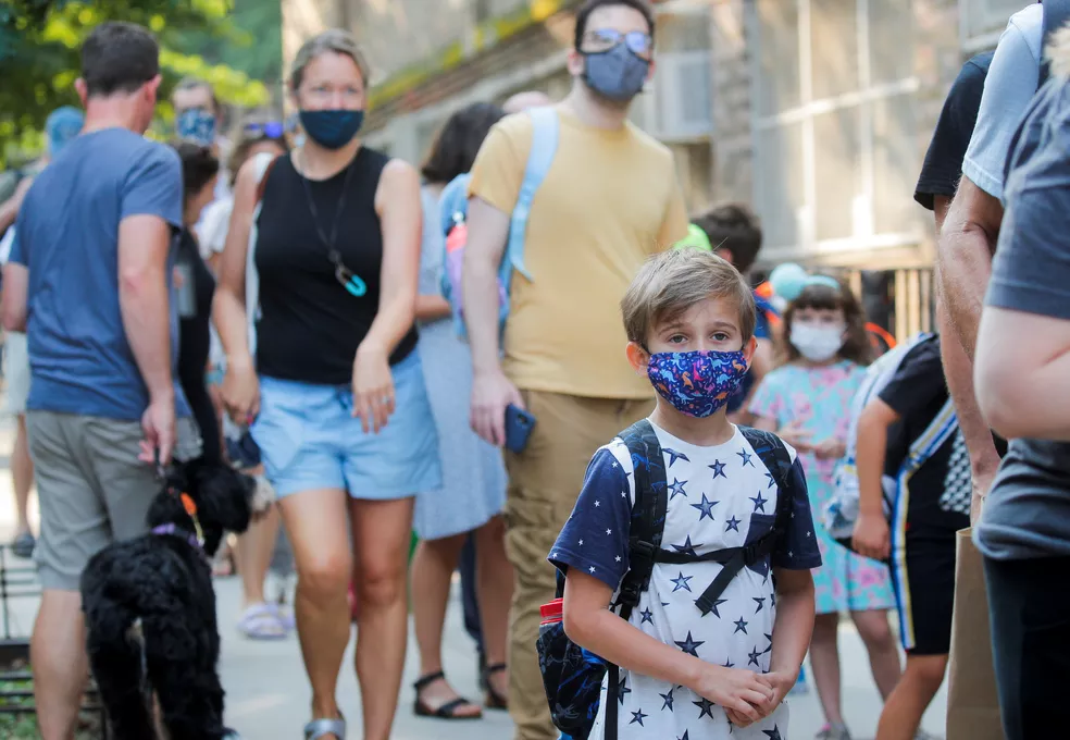 Criança usa máscara para ir à escola - Foto: Reuters