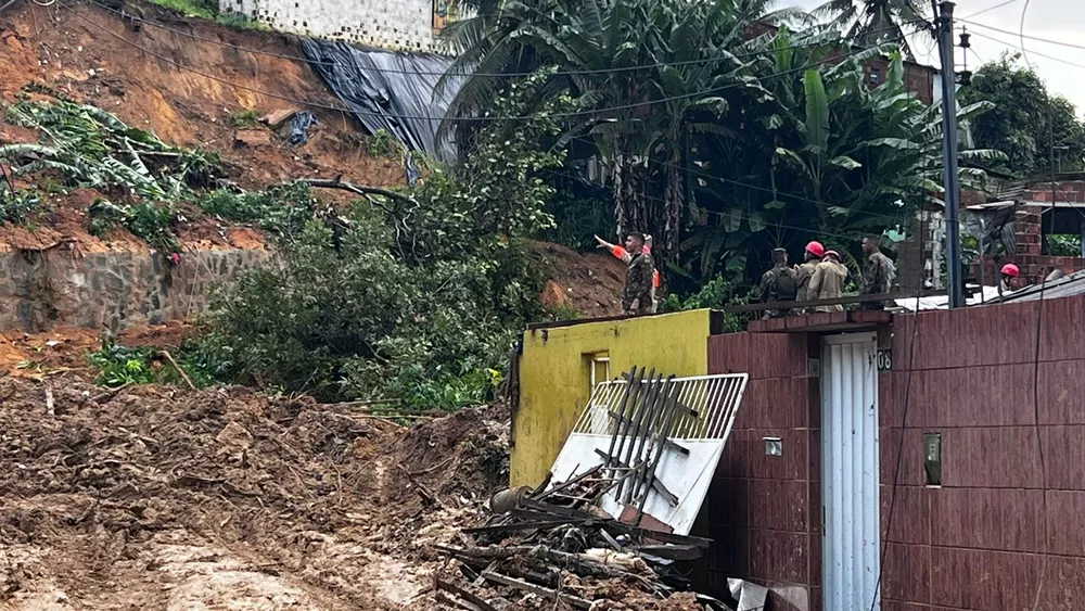 Buscas por desaparecidos são feitas em Jardim Monte Verde ?- Foto: Mhatteus Sampaio/TV Globo