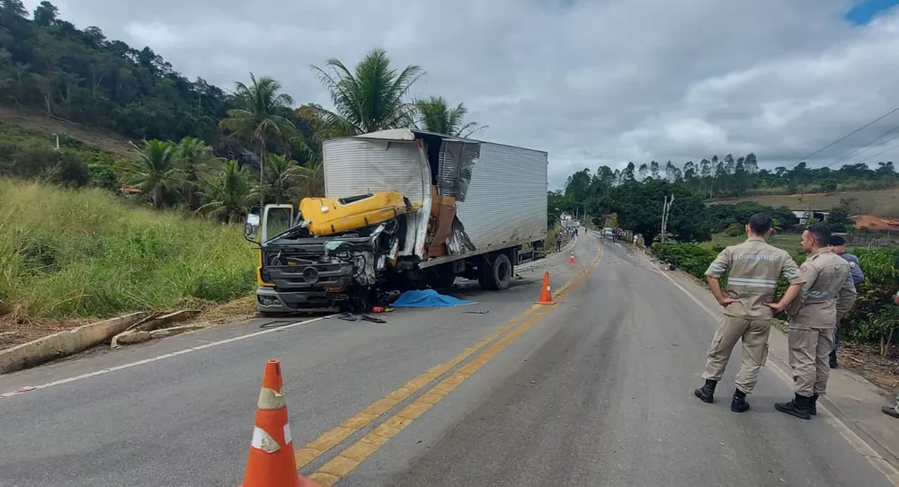 Motorista de caminhão morreu em acidente com carreta e carro de prefeitura  Foto: Reprodução/TV Gazeta