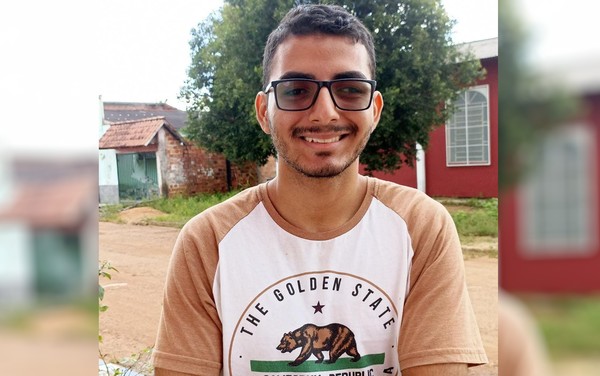 Estudante com autismo comemora ter passado em primeiro lugar para medicina em universidade federal em Goiás  Foto: Paulo Passos/Arquivo pessoal