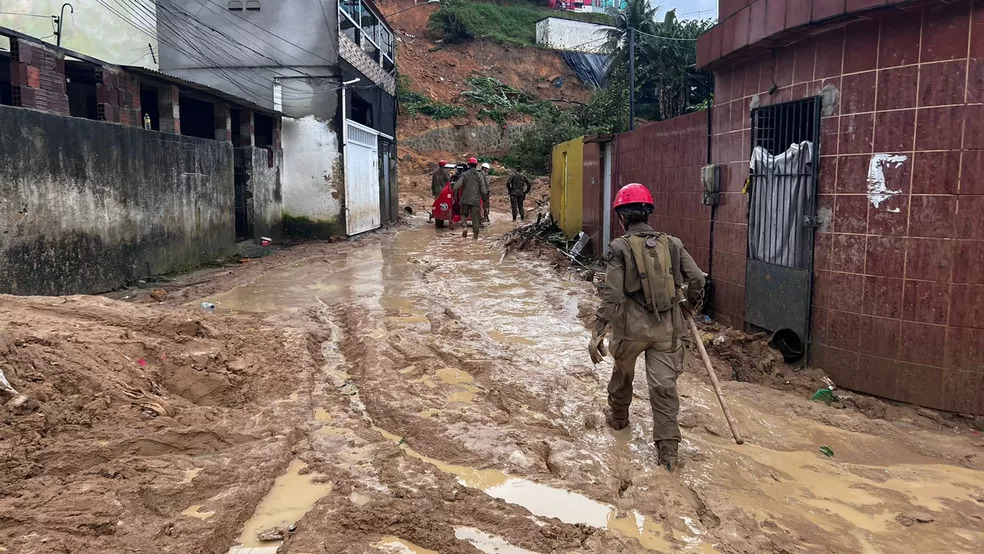 Bombeiros seguem para barreira que desabou em Jardim Monte Verde, no limite entre Recife e Jaboatão dos Guararapes, neste quarto dia de buscas, nesta terça-feira (31) - Foto: Mhatteus Sampaio/TV Globo