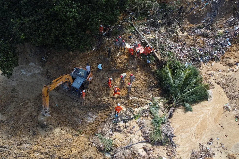 Bombeiros fazem buscas por vítimas das chuvas em Pernambuco. - Foto: REUTERS/Diego Nigro