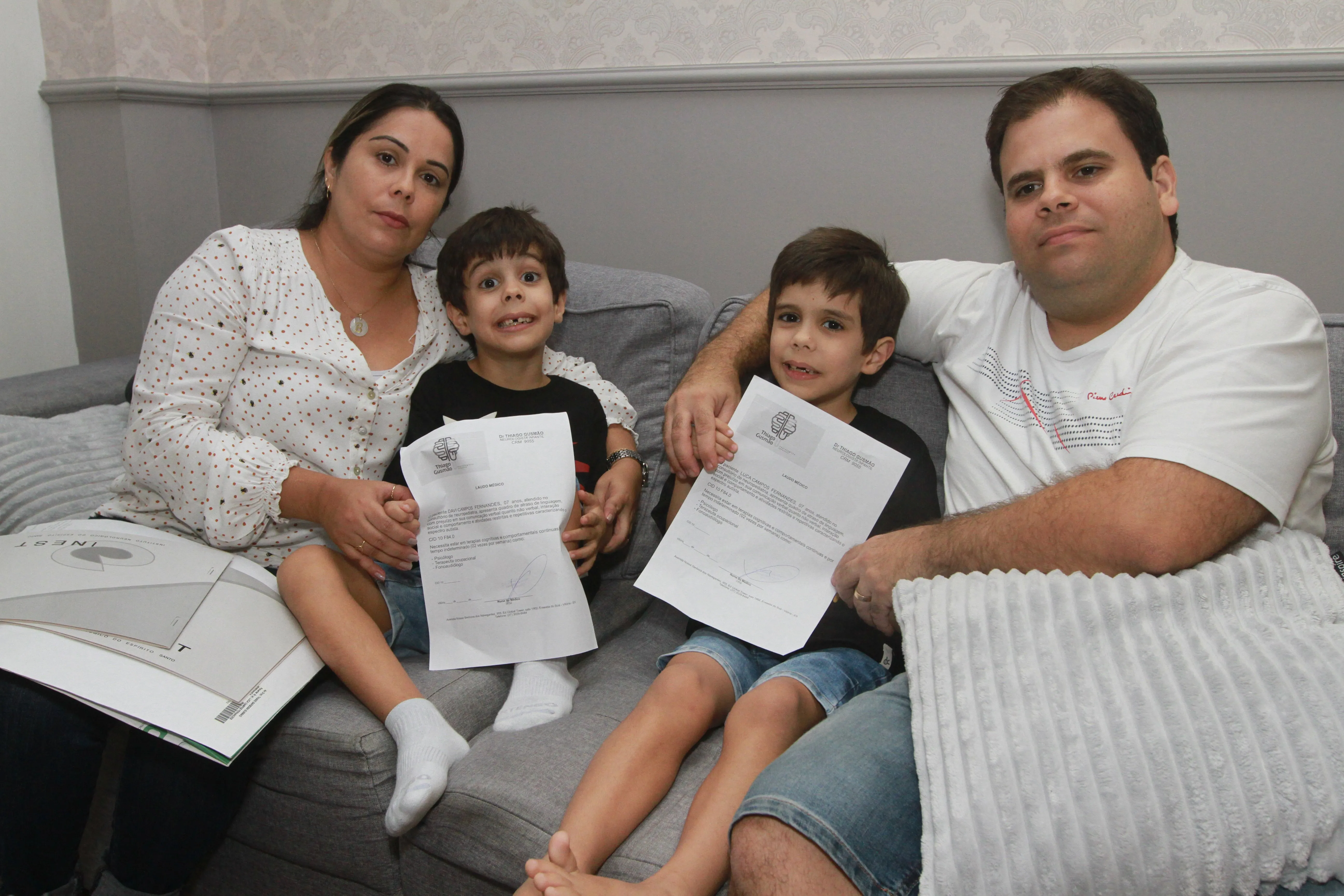 Pais de Davi e Luca, Bárbara e Thiago estão preocupados com as mudanças na oferta dos planos de saúde
