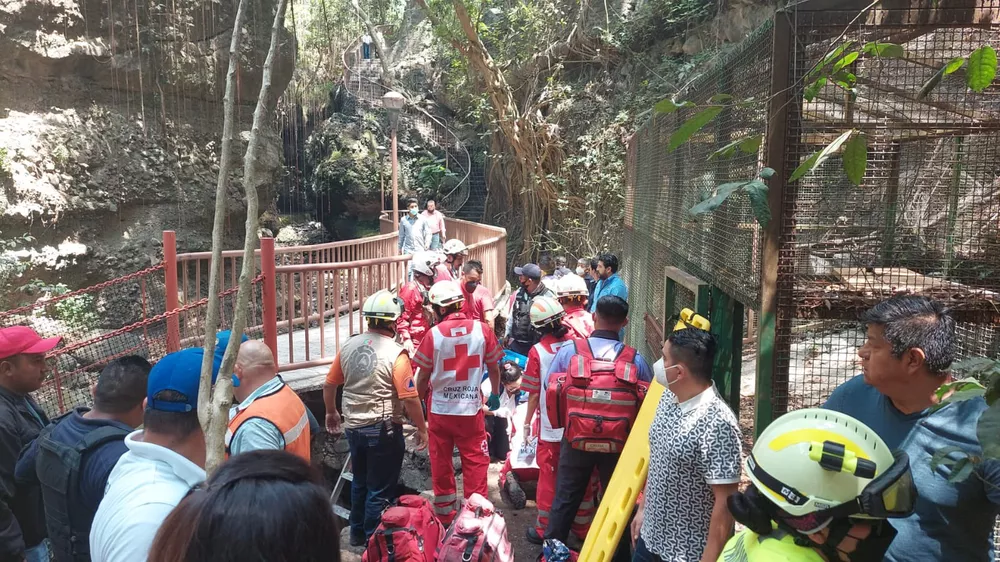 Equipes de apoio trabalham na região da ponte que caiu em Cuernavaca, México - Foto: Reprodução/@PC_Morelos