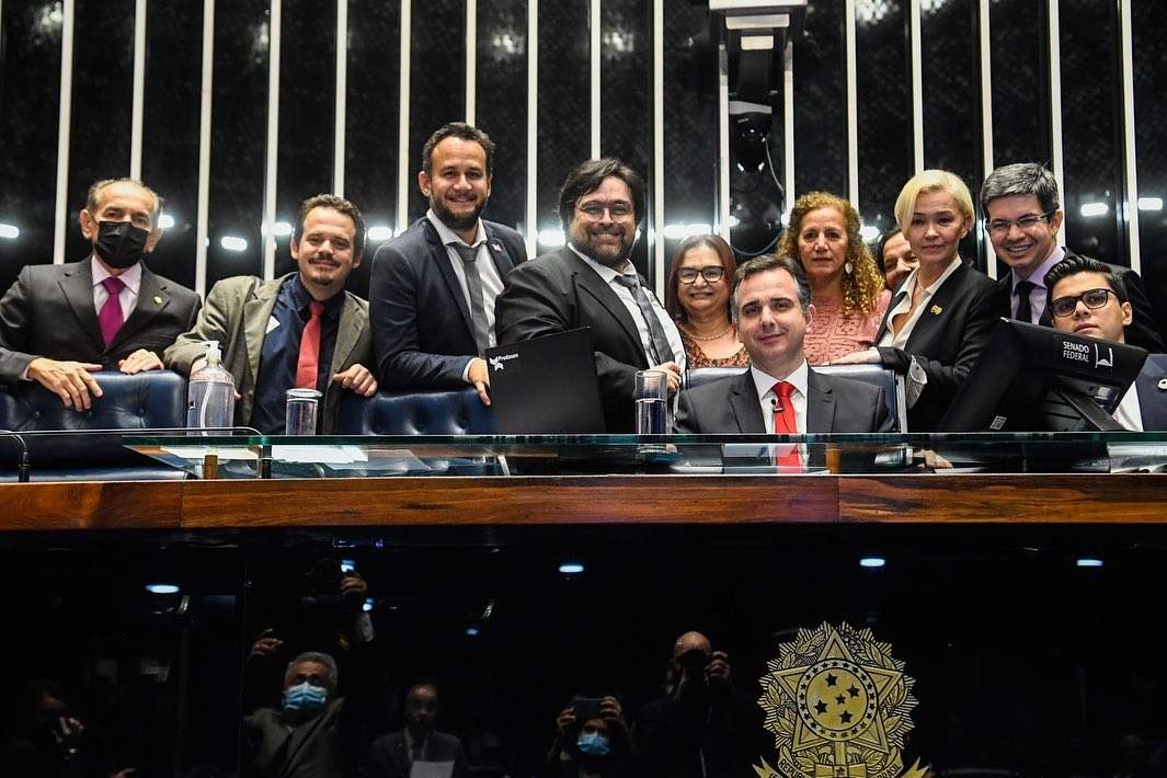 Foto: Pedro Gontijo / O secretário de Estado da Cultura, Fabrício Noronha (terceiro em pé da esq. para a dir.), artistas e lideranças políticas discutem leis de incentivo federais no Congresso