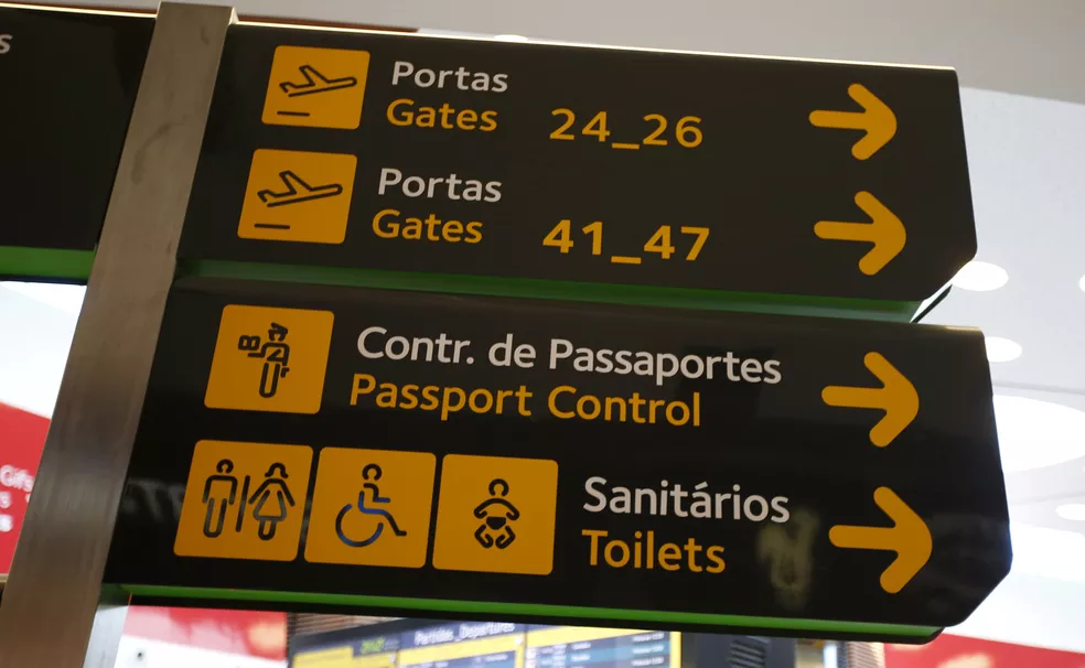 Placas no aeroporto de Lisboa, em Portugal  Foto: Rafael Marchante/Reuters