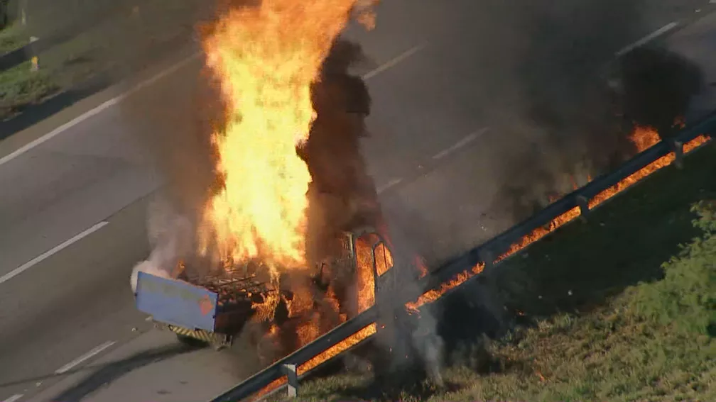 Carreta pega fogo na BR-101, em São Gonçalo  Foto: Reprodução/TV Globo