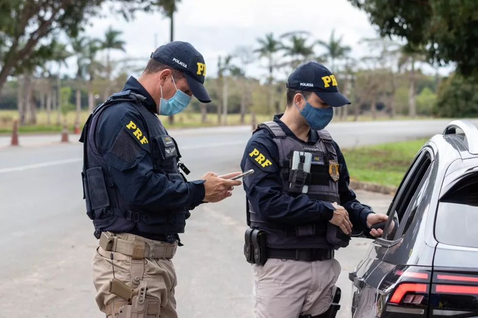 Policiais rodoviários federais fazem abordagem a veículo em estrada capixaba. �- Foto: Divulgação/PRF