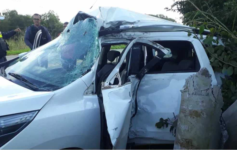 Lateral do carro da Prefeitura de Aracruz ficou completamente destruída após acidente ?- Foto: Reprodução/TV Gazeta