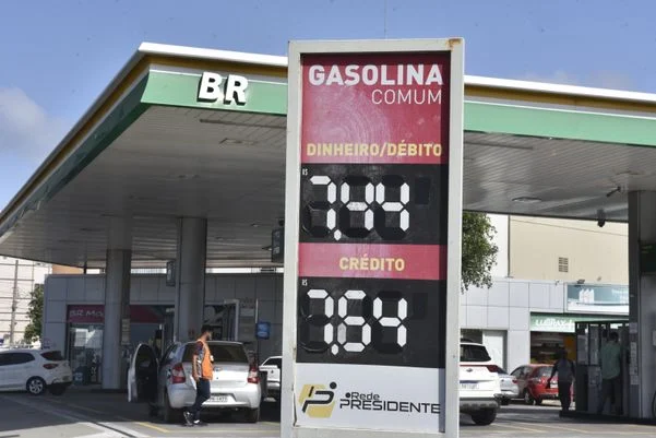 Posto oferece redução de 20 centavos para cliente que pagar à vista pela gasolina. Crédito: Ricardo Medeiros