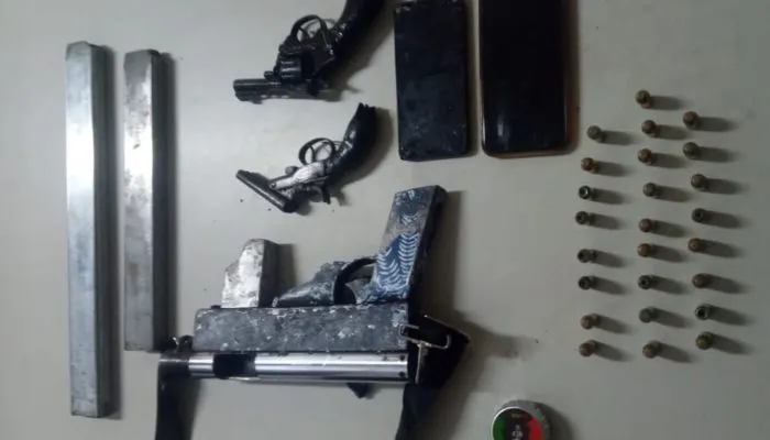 Armas e carregadores foram apreendidos nas casas dos homens detidos | Polícia Civil