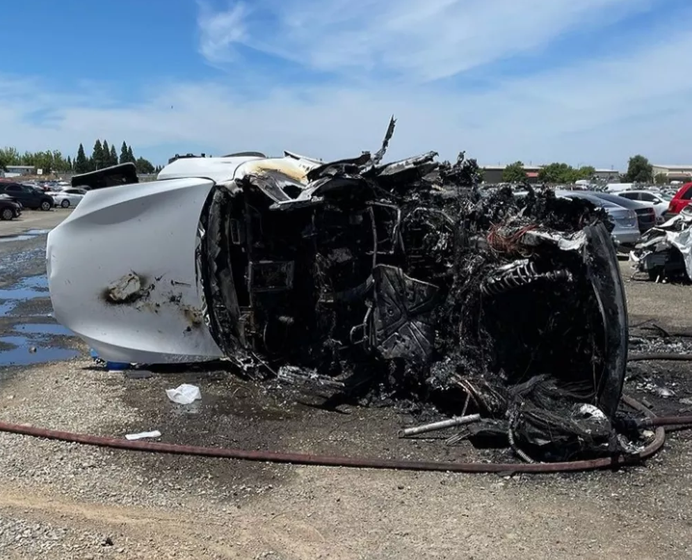 Bombeiros moveram então o Tesla de lado para conseguir acessar ao compartimento da bateria, que fica embaixo do veículo. ?- Foto: @metrofireofsacramento