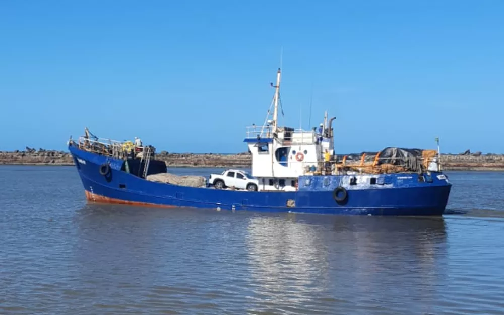 Embarcação de carga Thais, que naufragou a caminho de Fernando de Noronha  Foto: Reprodução/WhatsApp