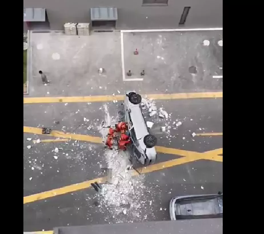 Carro caiu do terceiro andar de prédio Reprodução