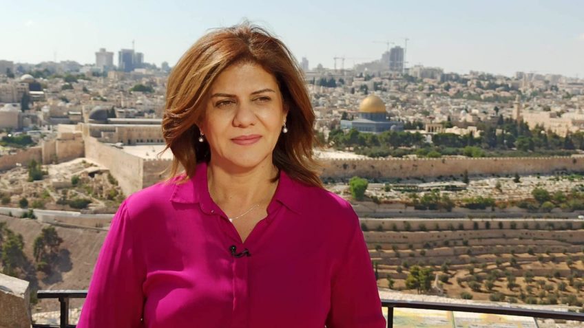 Shireen Abu Akleh, de 51 anos, trabalhava na Al Jazeera desde 1997