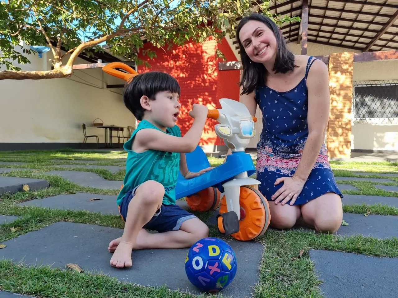Professora Verônica Salvador, 35 anos, e o filho Bernardo Salvador, de 4 anos, diagnosticado com autismo