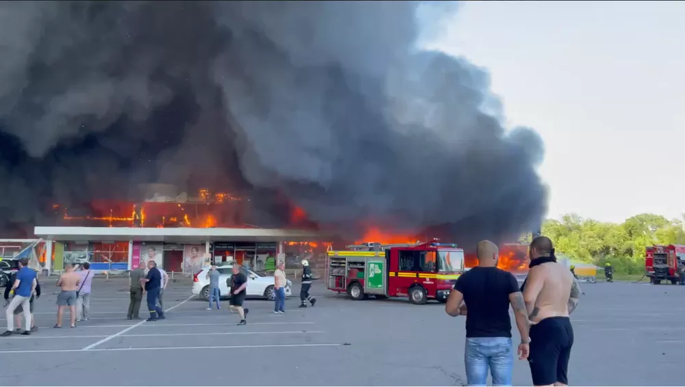 Shopping center na região de Kremenchuk, na Ucrânia, após ataque russo ?- Foto: Reprodução/Telegram Volodymyr Zelensky