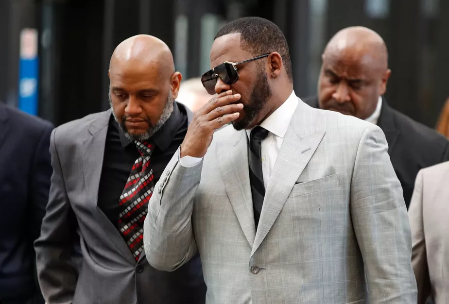 Cantor R. Kelly chegando a uma audiência em 2019 | Foto: KAMIL KRZACZYNSKI / AFP, em 06-06-2019