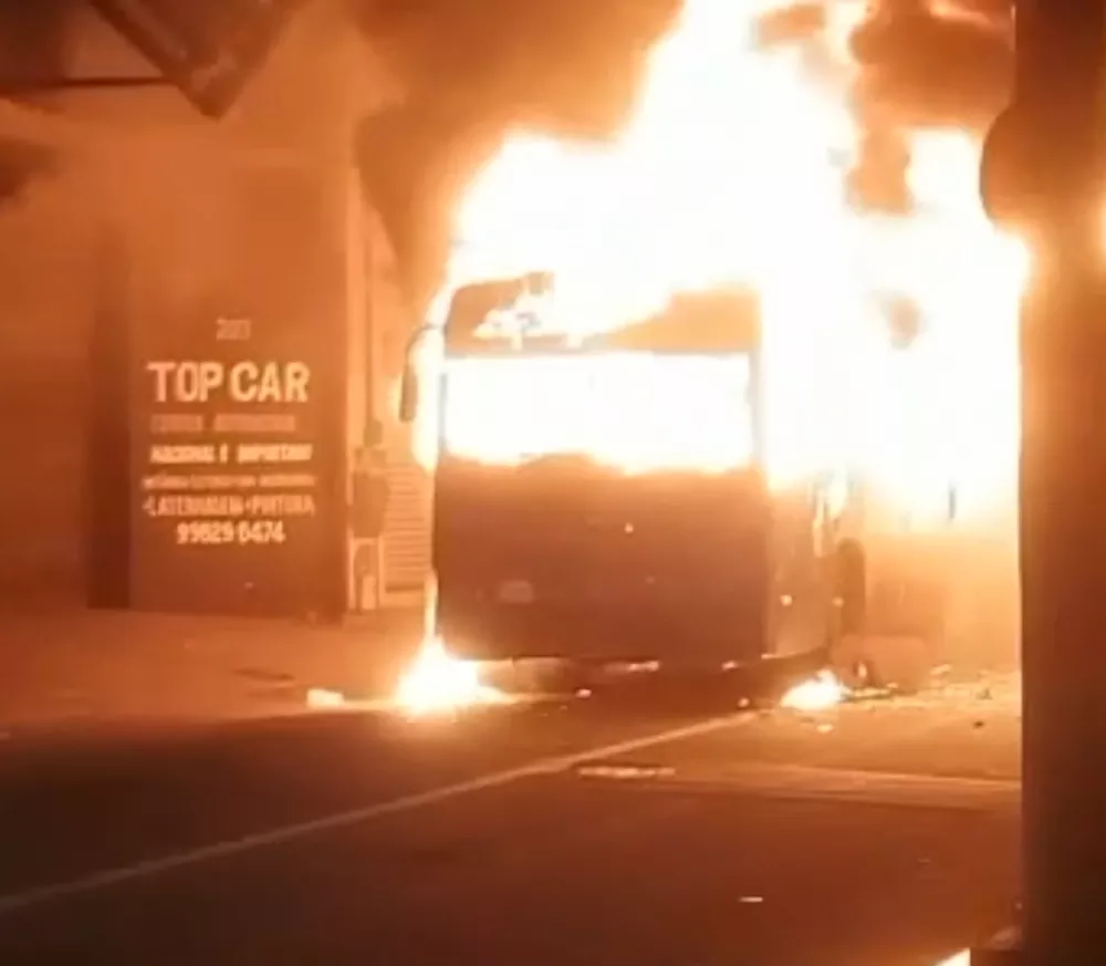 Ônibus foram incendiados após morte de jovem em confronto em Vila Velha - Foto: Reprodução/TV Gazeta