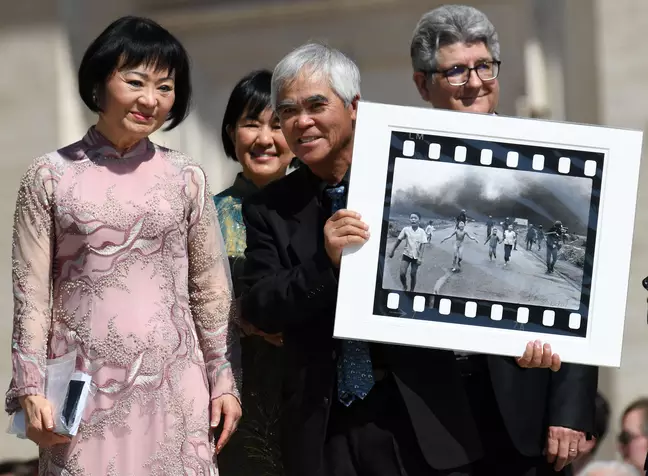 O fotógrafo Nick Ut exibe sua famosa foto 'garota napalm', tirada na Guerra do Vietnã Foto: Reuters