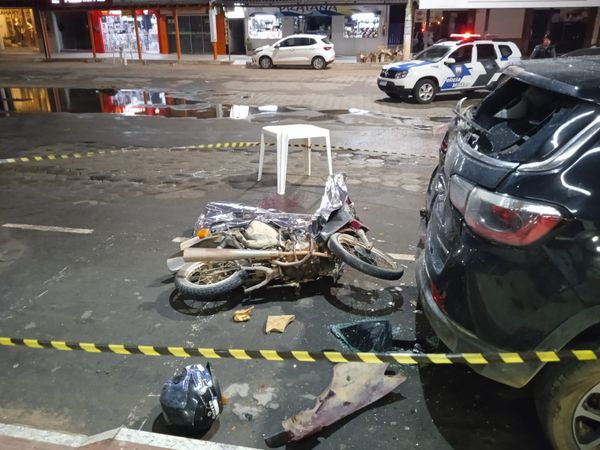 Moto derrubada na cena do crime, em Guriri. Dois homens foram mortos na madrugada deste sábado (2). Crédito: Leitor