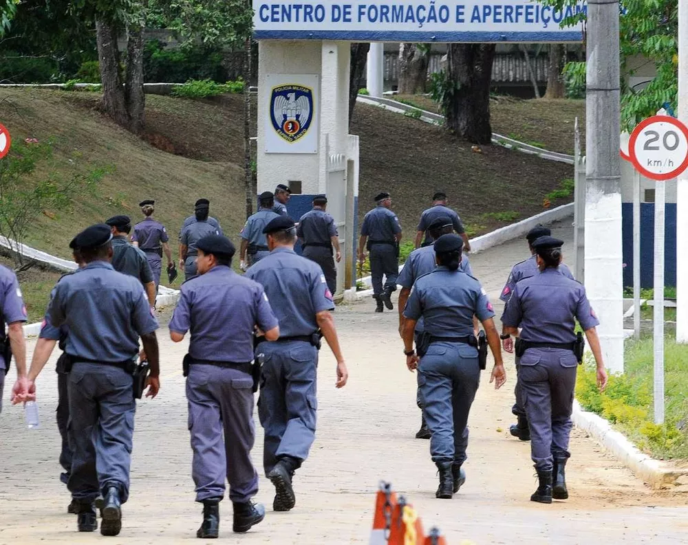 Policiais militares do ES caminham em direção à entrada do Centro de Formação e Aperfeiçoamento  Foto: Reprodução/TV Gazeta