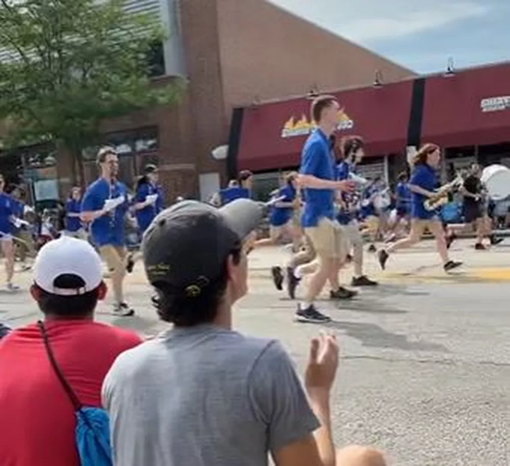 Barulho de tiros deu início a correria em desfile em Illinois ?- Foto: Reprodução/Tiktok/Leonarcos11