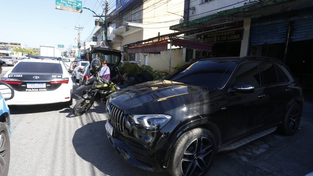 Veículo, avaliado em cerca de R$ 700 mil, foi abandonado na Penha Foto: Fabiano Rocha / Fabiano Rocha