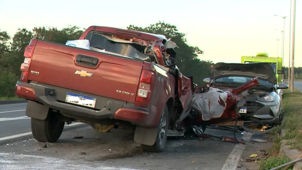 Caminhonete e carro envolvidos em acidente na Rodovia do Contorno, na Serra, ES  Foto: Reprodução/TV Gazeta