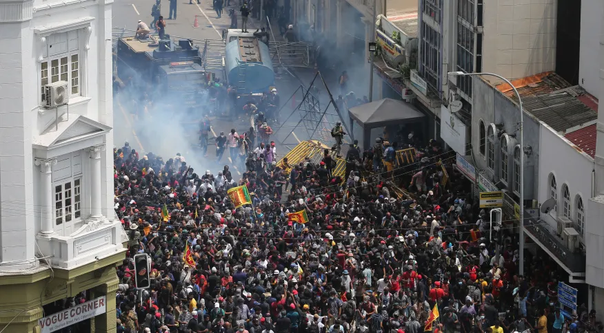 A polícia disparou água e gás lacrimogêneo para dispersar manifestantes reunidos em uma rua que leva à residência oficial do presidente, contra o presidente do Sri Lanka, Gotabaya Rajapaksa, enquanto 