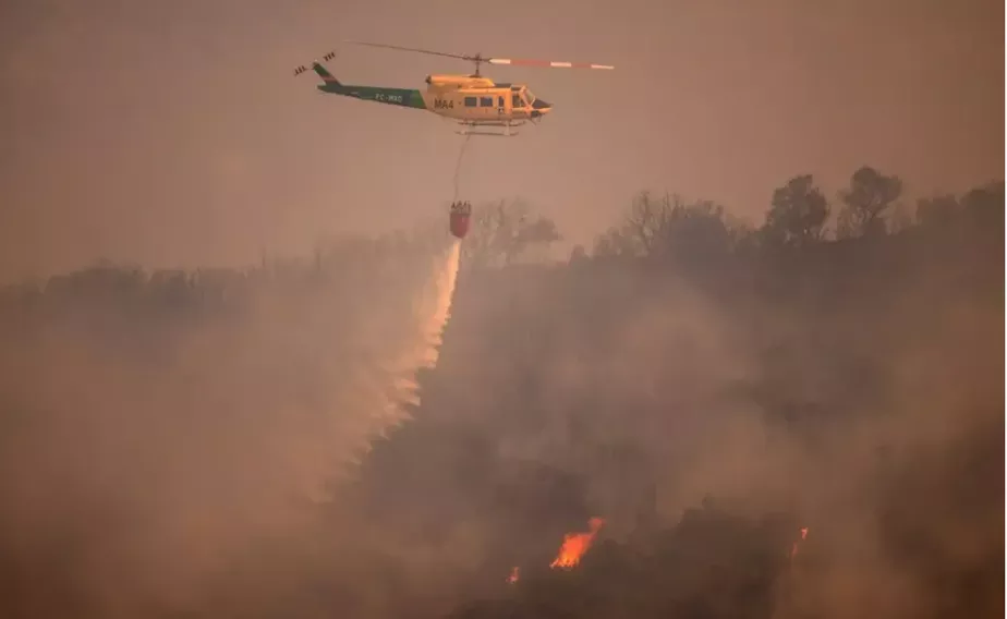 Dezenas de focos de incêndio continuam ativos na Espanha, que vive uma onda de calor - Foto:AFP