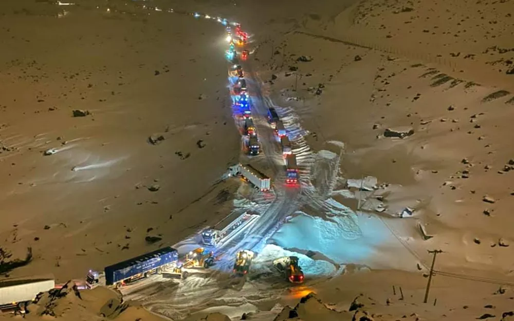 Caminhoneiro brasileiro fica retido em nevasca na Cordilheira dos Andes  Foto: Thiago Massari