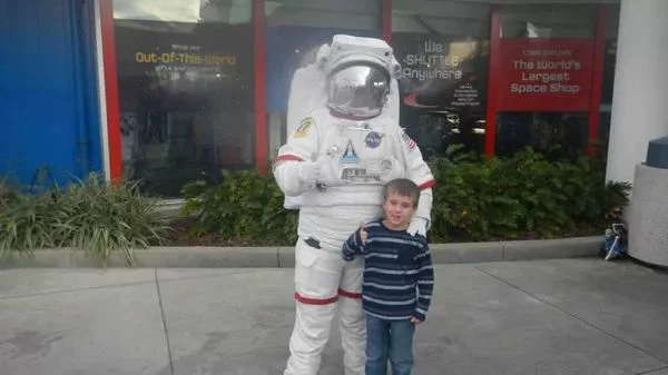 Menino Matthew Gallagher, morto aos 11 anos, tinha o sonho de se tornar astronauta. Crédito: Divulgação/Uol