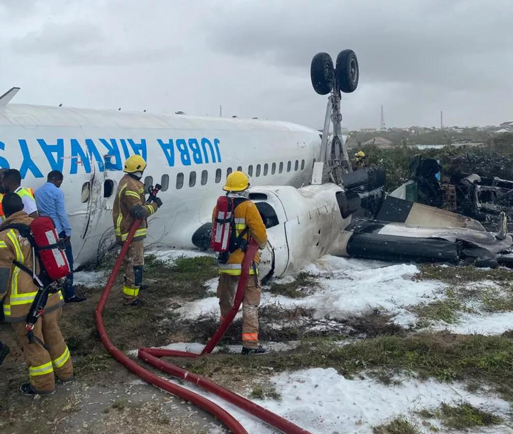 Avião fica de cabeça para baixo após acidente na Somália ?- Foto: SONNA