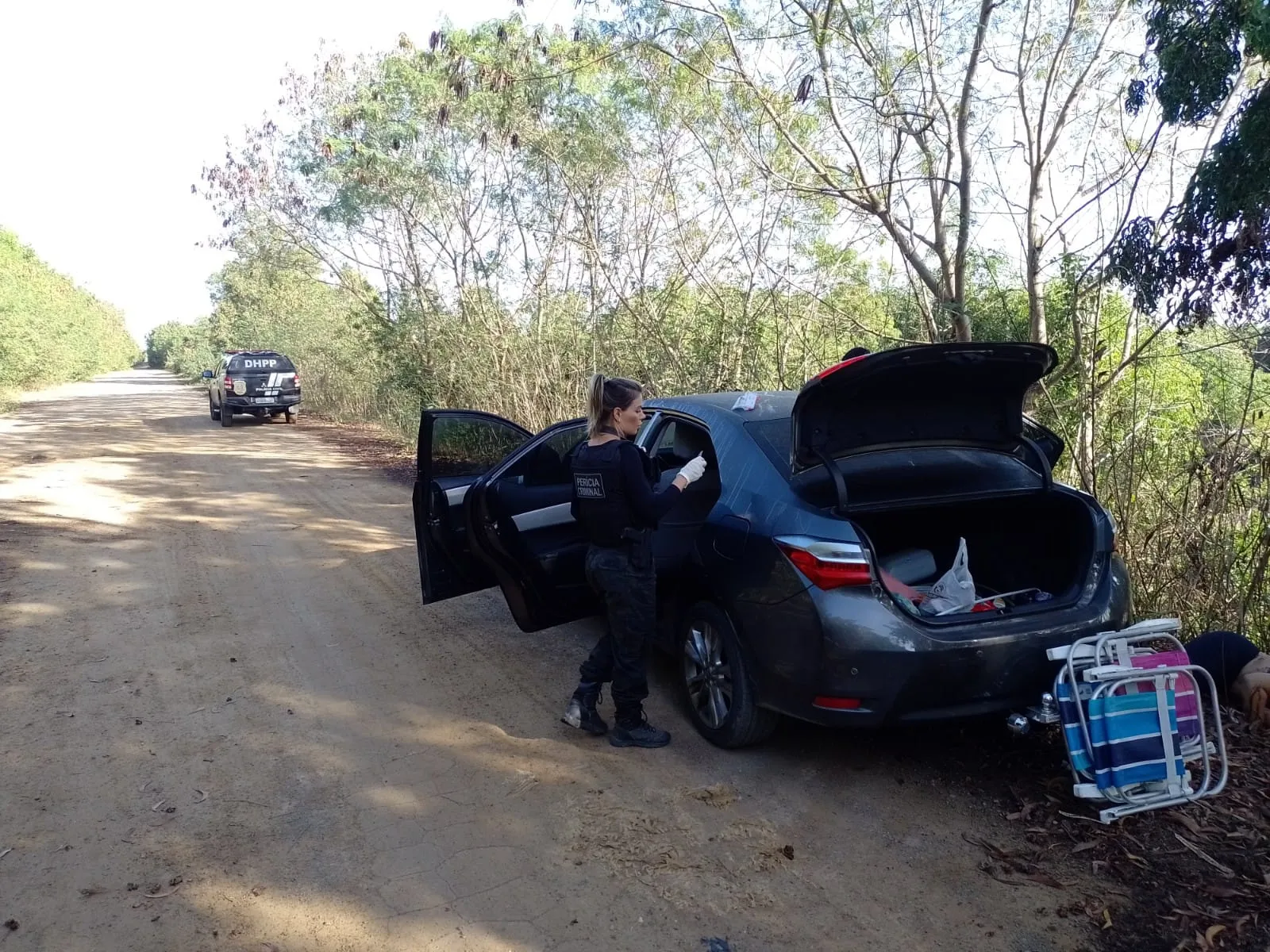 Policiais civis fazem perícia em veículo encontrado - Foto/Fábio Nunes/AT