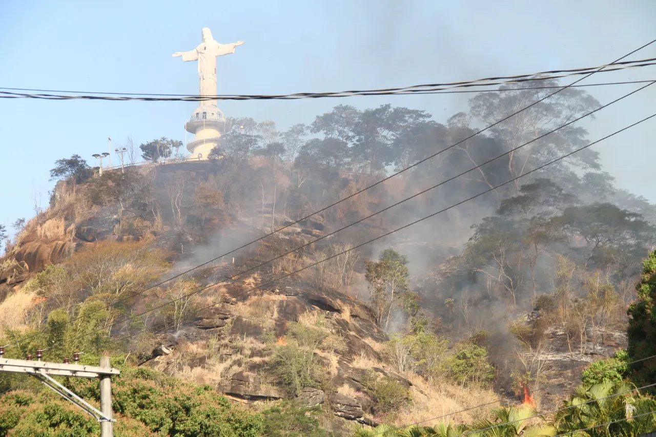 Fogo na vegetação perto de Cristo Redentor - Foto: Beto Barbosa