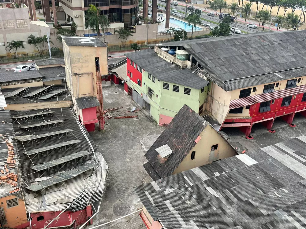Vista superior do motel onde homem que pintava parede caiu de andaime e morreu - Foto: Rodrigo Gomes/TV Gazeta