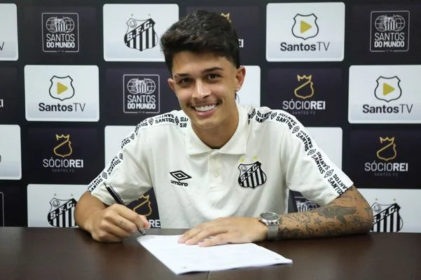 Pedrinho teve sua renovação de contrato comemorada por santistas nas redes sociais. Crédito: Divulgação / Santos FC