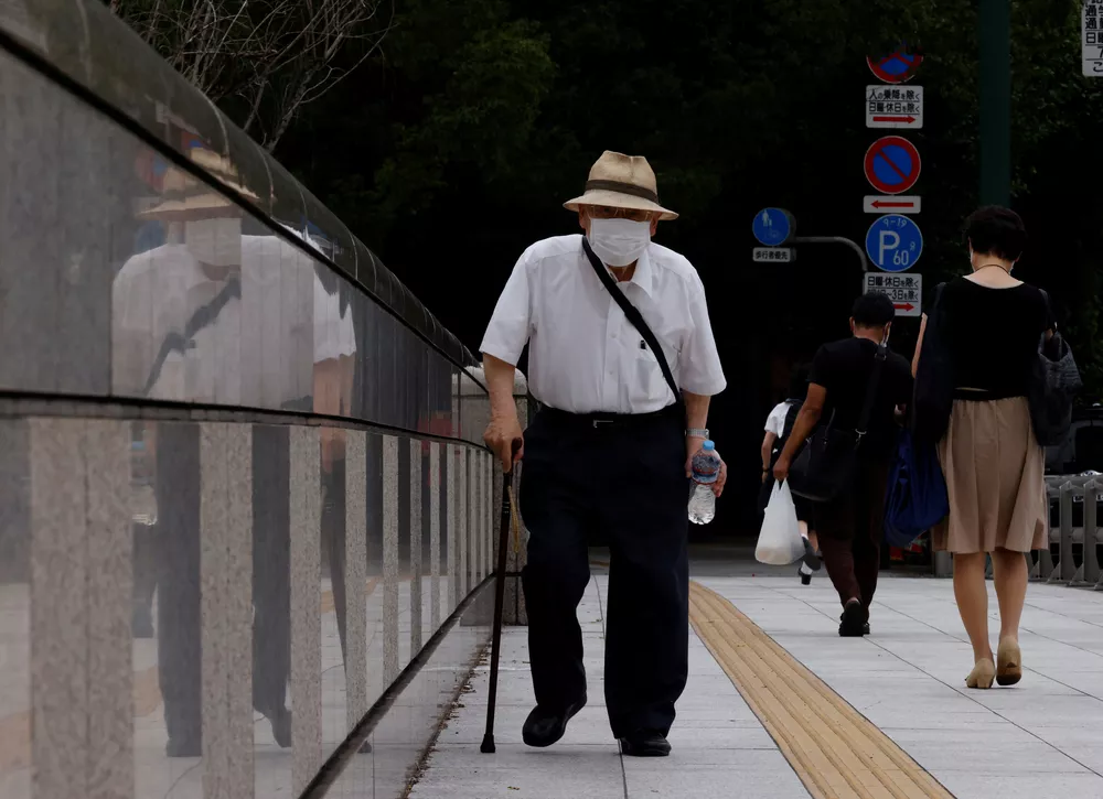 Idoso vestindo máscara caminha pelas ruas de Tóquio ?- Foto: Kim Kyung-Hoon/REUTERS